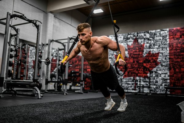 Quels exercices de musculation sont les plus efficaces pour renforcer les muscles de la poitrine chez les pratiquants de calisthénie?